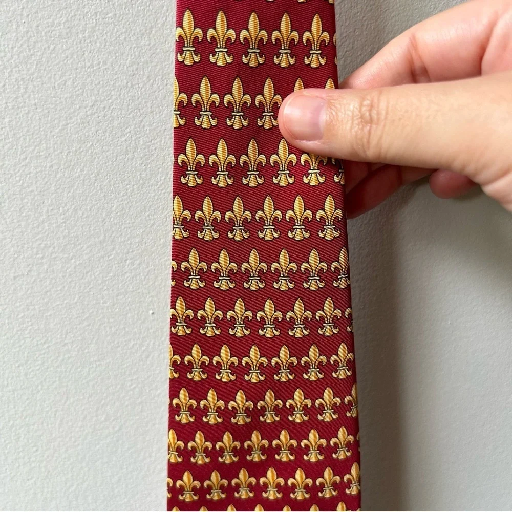 Roger L. Paris fleur de lis men’s necktie 100% silk